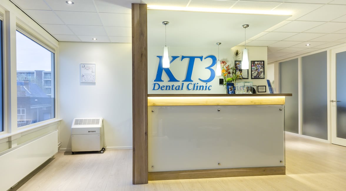 De balie binnen de tandartsenpraktijk KT3 in Zaandam